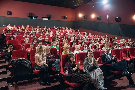 Банк «Центр-инвест» поддержал праздничный кинопоказ ко Дню матери в Волгодонске